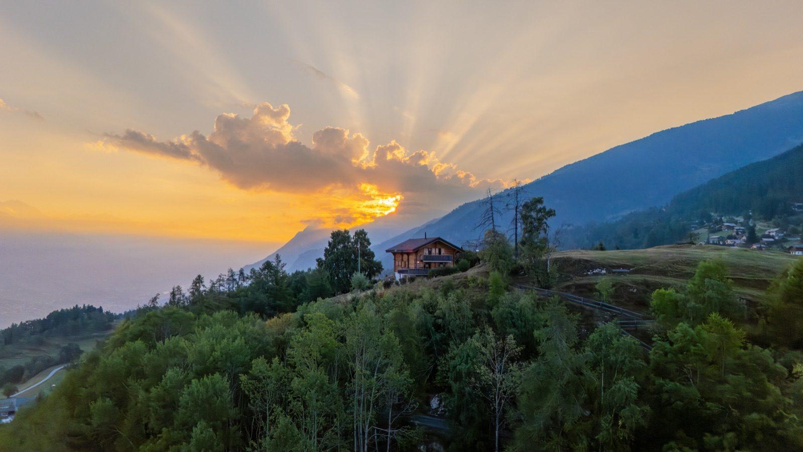Chalet über dem Tal im Abendlicht