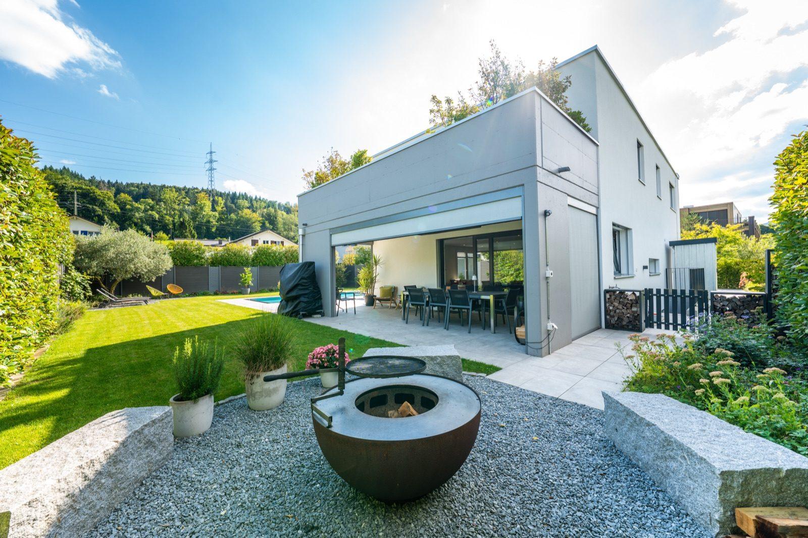 Moderne Villa mit Feuerstelle und Pool im Garten